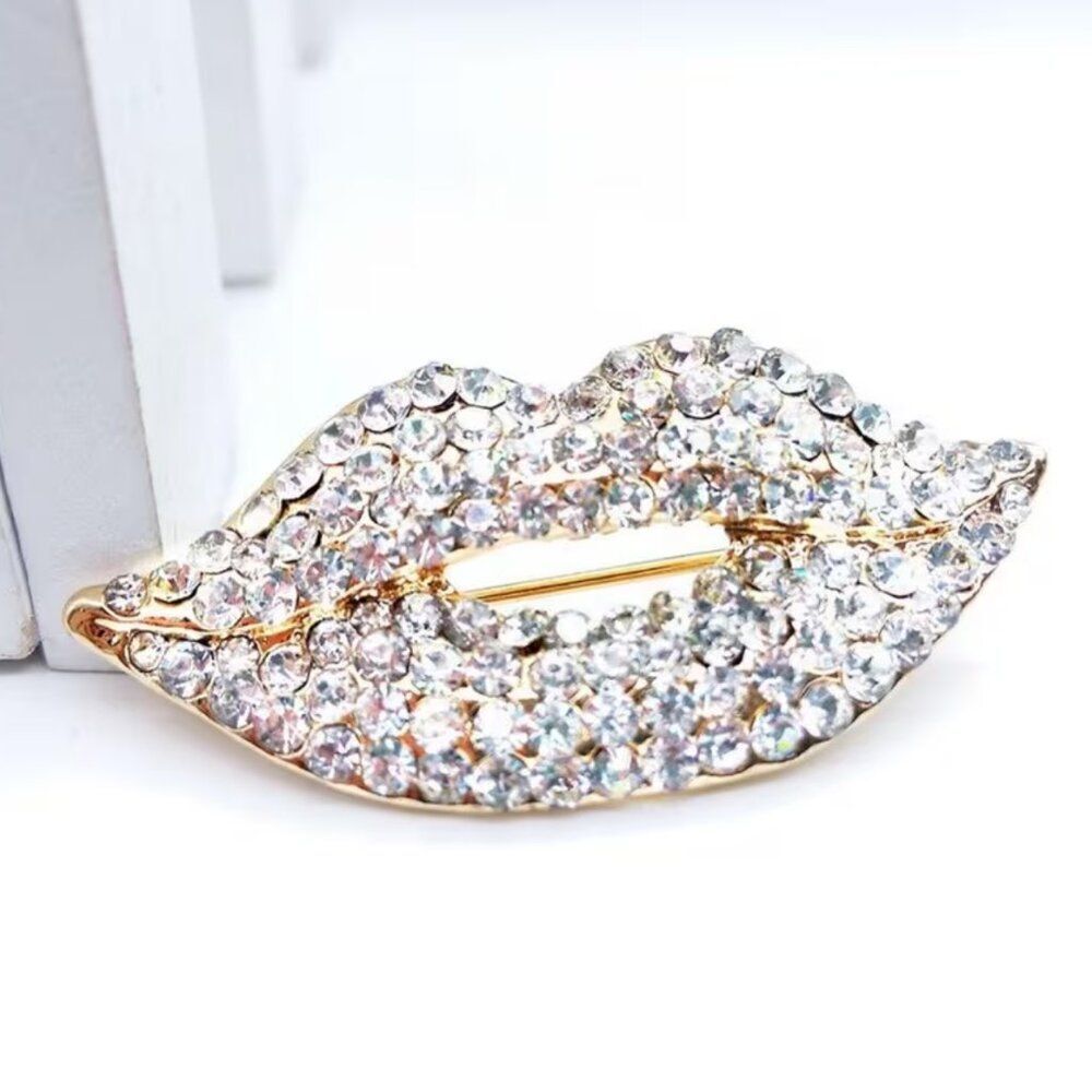 NWT Brooch Sexy White Rhinestone Lips Kiss Brooch Crystal Lip Pin Statement